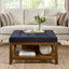 Grande table basse rembourrée en lin capitonné avec tablette et cadre en bois de hêtre (table basse incluse, sans les chaises)-2080558770