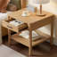 Table de bout en bois d'hévéa naturel avec tiroir, conception simple et luxueuse pour les espaces de vie modernes