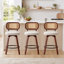 Tabouret de comptoir pivotant en bois massif de 26 po avec dossier en rotin beige (ensemble de 3)-1209169726-1209169727