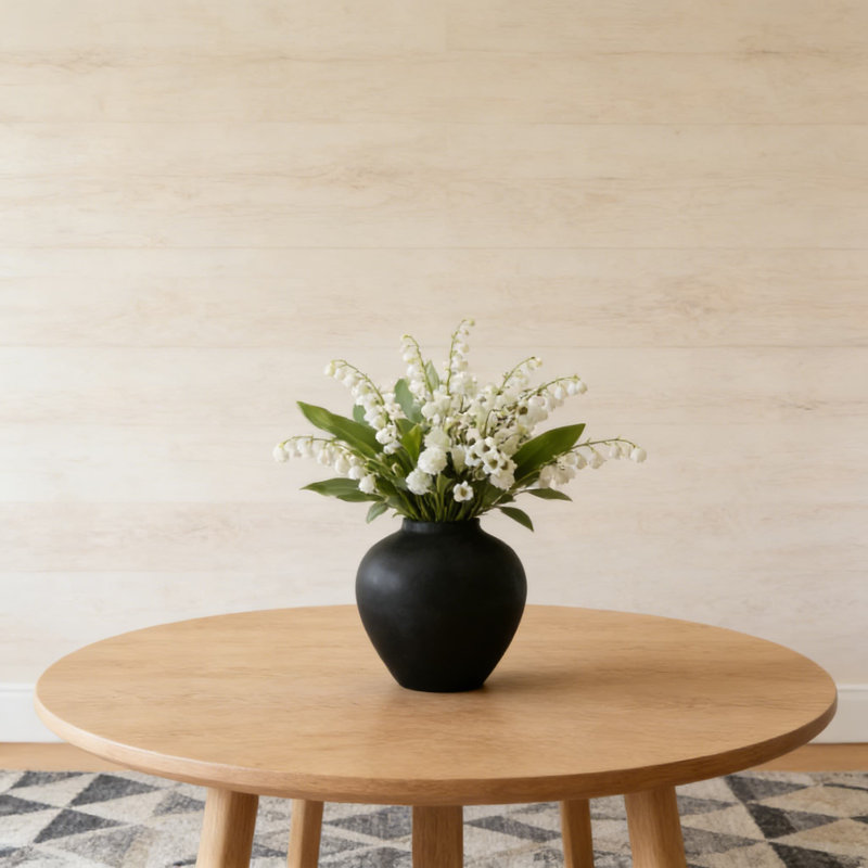 Grand vase rond noir avec aspect poterie
