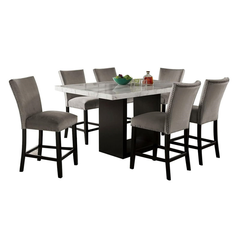Table à manger transitionnelle 7 pièces avec table rectangulaire en marbre et 6 chaises hautes rembourrées en flanelle aux teintes grises ou noires de style contemporain, éléments traditionnels
