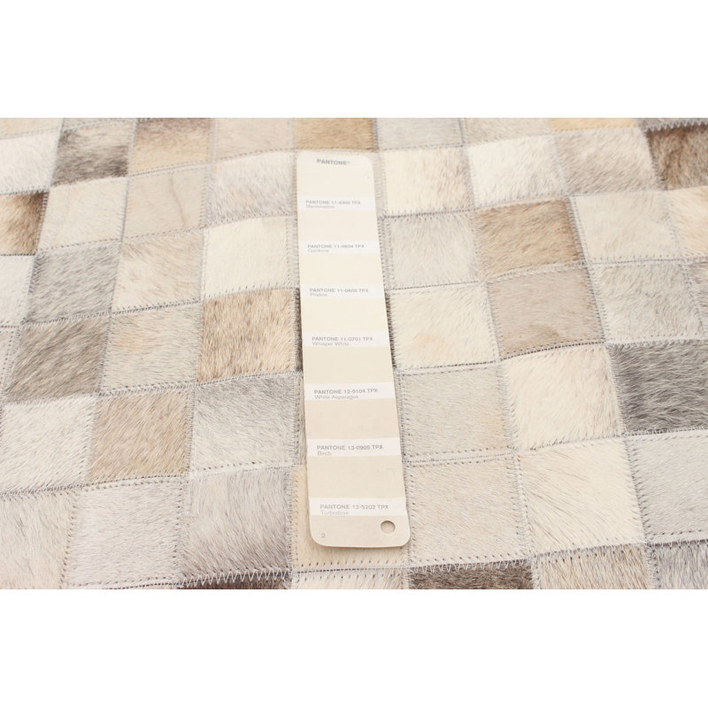 Tapis gris / beige / brun en cuir de vache fabriqué à la main Arvell