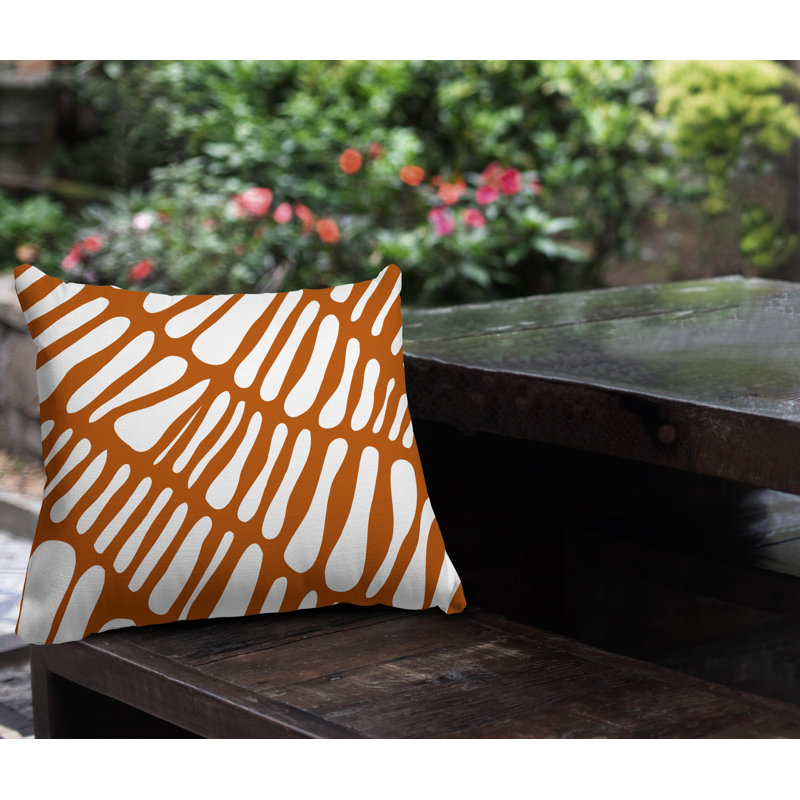 Coussin décoratif intérieur / extérieur Chase Tribal Abstract, L 15 po x H 15 po, Orange brûlé
