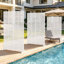 Paravent d'extérieur de 152 cm de haut, 5 panneaux autoportants en PEHD avec ventilation à persiennes, résistant aux intempéries, pour balcon et jardin, blanc et beige.-115640911