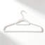 Cintres en velours antidérapants, conception mince et peu encombrante avec crochet pivotant robuste pour l'organisation de vêtements, de costumes, de chemises, de pantalons et de robes-685104594