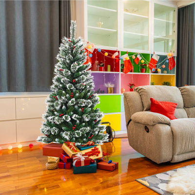 Arbre de Noël artificiel avec flocage enneigé de 5 pi avec aiguilles de pin et baies rouges The Holiday Aisle®