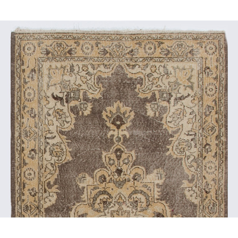 Tapis turc rétro. Tapis en laine fait à la main. Beige, brun, jaune sable doux