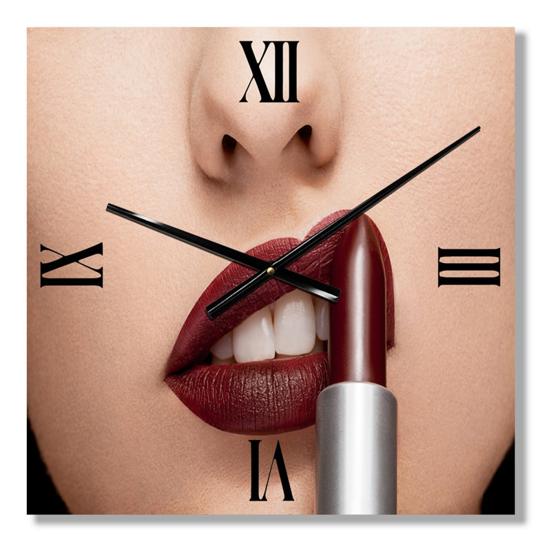 Femme appliquant du rouge à lèvres sur les lèvres - horloge murale moderne, Grand