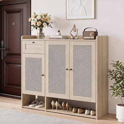 Armoire de rangement en bois pour chaussures avec portes et tiroir en rotin, organisateur de chaussures de porte d'entrée autoportant étroit avec tablettes réglables pour le couloir / salon - bois clair