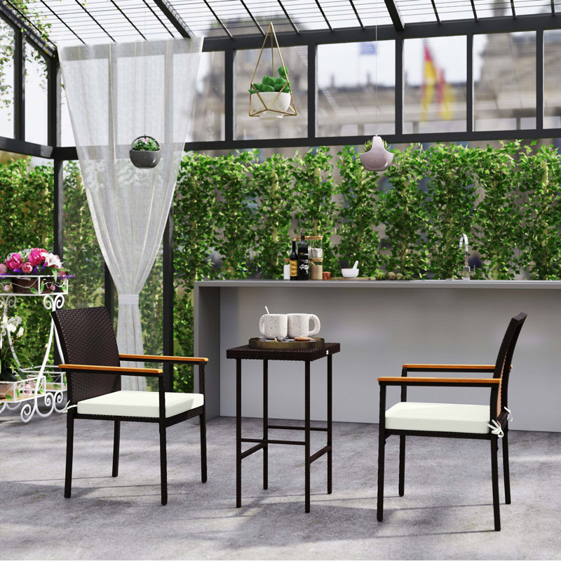Ensemble de 2 chaises de salle à manger en osier d'extérieur avec coussins, dossier, accoudoirs pour terrasse, jardin, blanc crème Outsunny