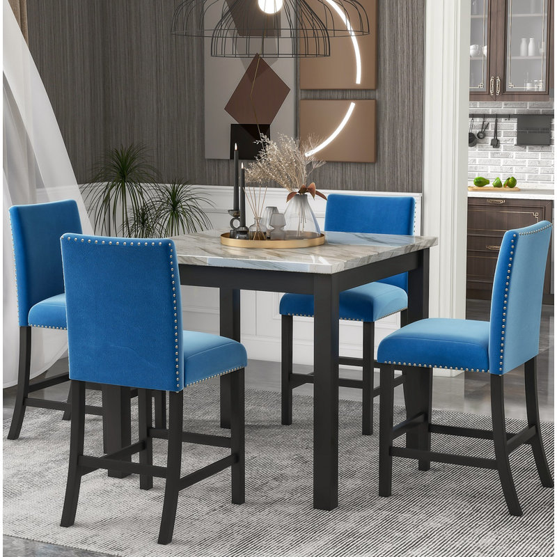 Ensemble de table de salle à manger 5 pièces à hauteur de comptoir Ayron avec 1 table de salle à manger en faux marbre et 4 chaises rembourrées