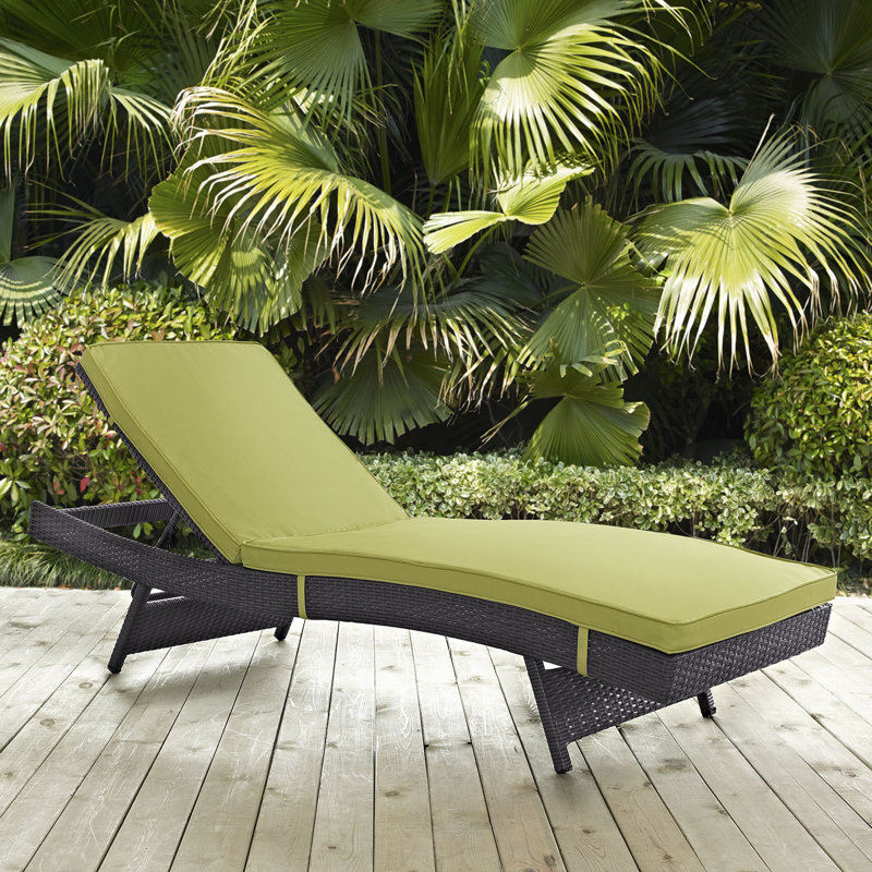 Chaise longue d'extérieur en rotin Convene, Péridot