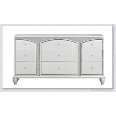 Commode Maverick à finition platine avec neuf tiroirs spacieux et élégants boutons en cristal pour un rangement luxueux