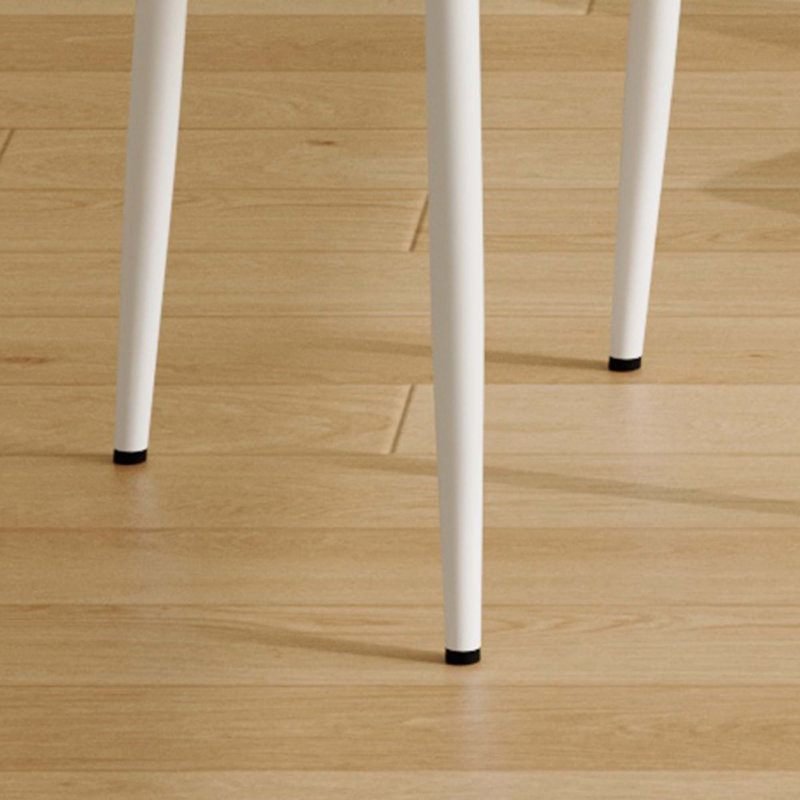 Ensemble de table de salle à manger en MDF blanc crème avec chaises sans accoudoirs. Le dossier de la chaise de salle à manger est conçu avec de multiples rayures verticales, ajoutant une atmosphère chaleureuse à votre famille.