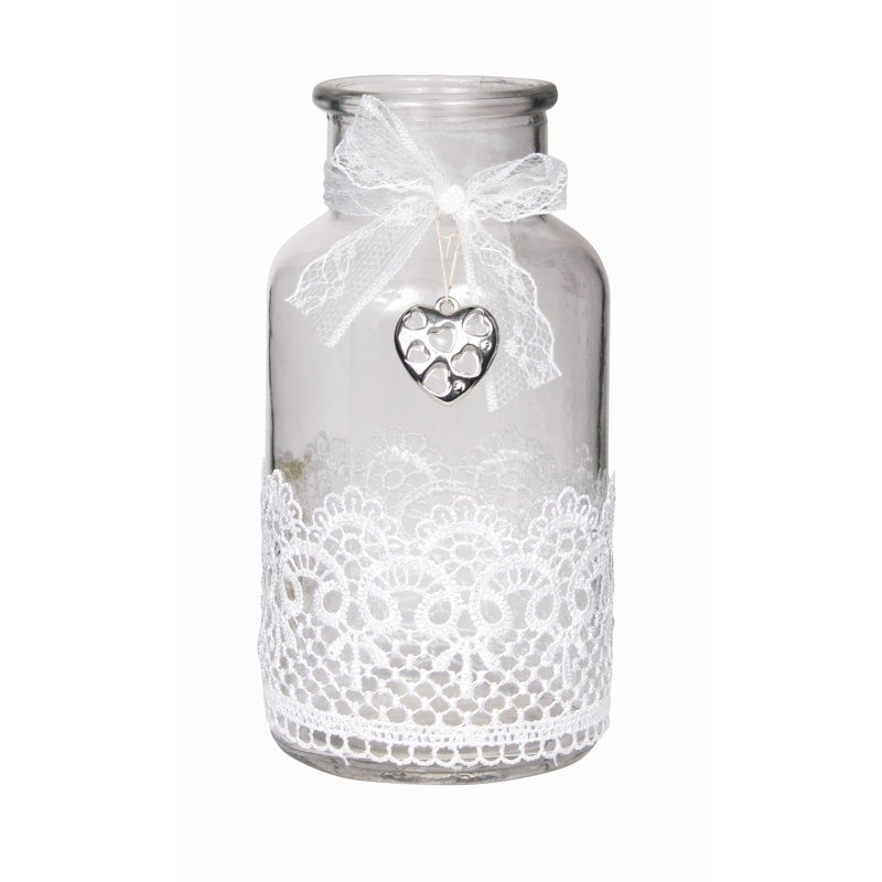 Verre transparent avec vase en dentelle blanche