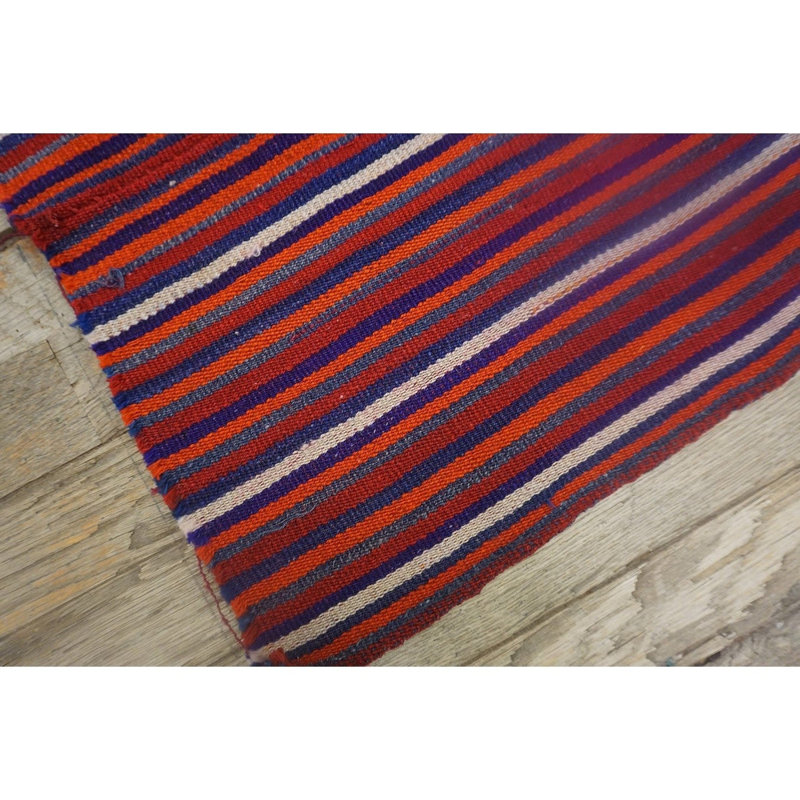 Tapis Kilim turc vintage à rayures colorées traditionnelles des années 1950, tissé à plat, 122 x 122 cm.