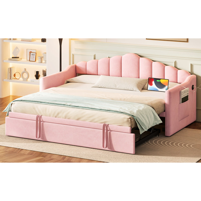 Lit de jour simple rose revêtu de velours doux, avec lit gigogne escamotable, et poches de type C pour les livres