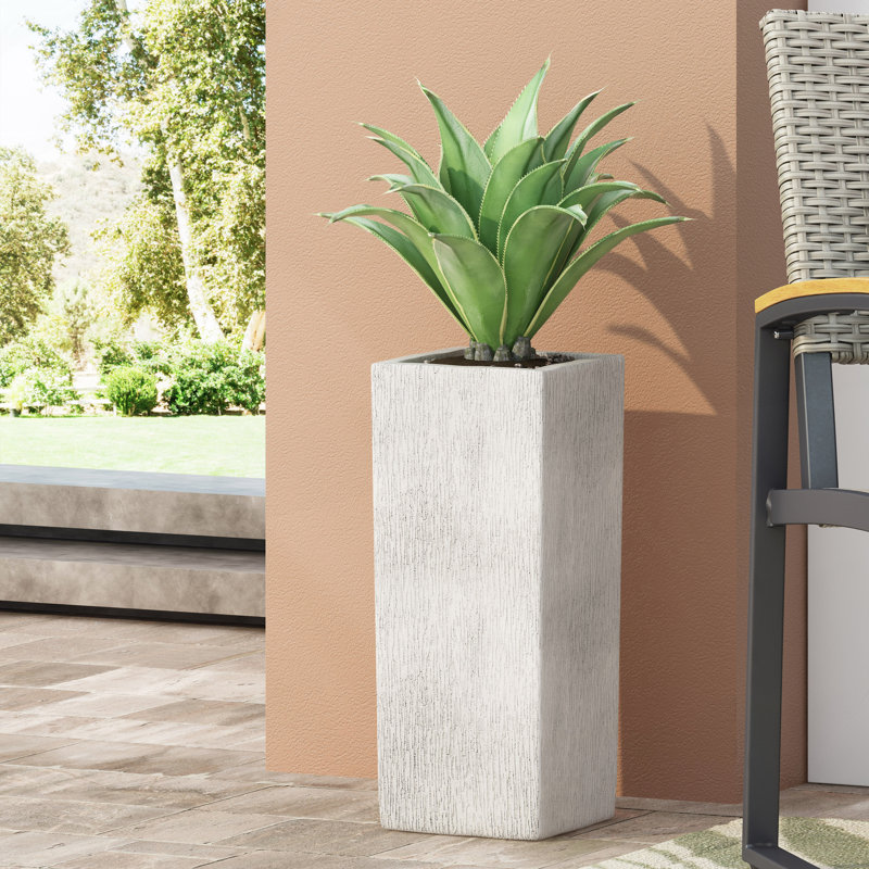 Jardinière MGO durable avec une finition résistante aux intempéries, parfaite pour les amateurs de jardinage intérieur et extérieur.