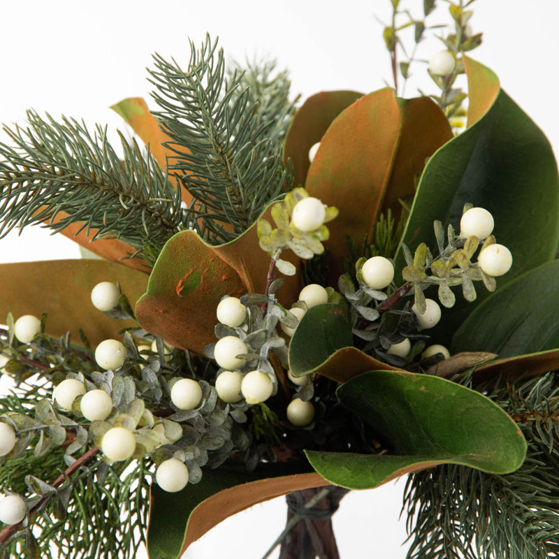 Arrangement illusoire de Noël avec feuilles de pin, genévrier et magnolia