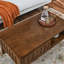 Table basse cannelée de style Mid-Century avec rangement et pieds en bois massif, idéale pour le salon, la chambre à coucher et le bureau.