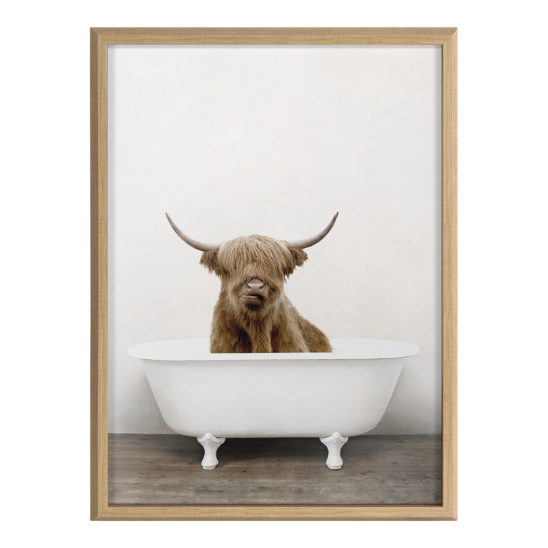 «Highland Cow in Tub Color» par Amy Peterson, art mural en verre encadré, Naturel