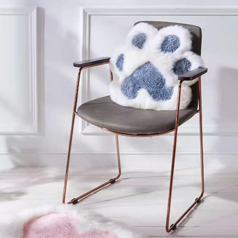 Jolis coussins en peluche avec une patte de chat, Gris