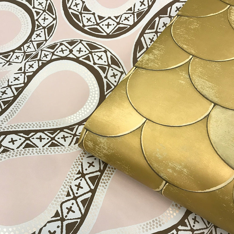 Papier peint laiton cuivré peler et coller par Genevieve Gorder, Doré