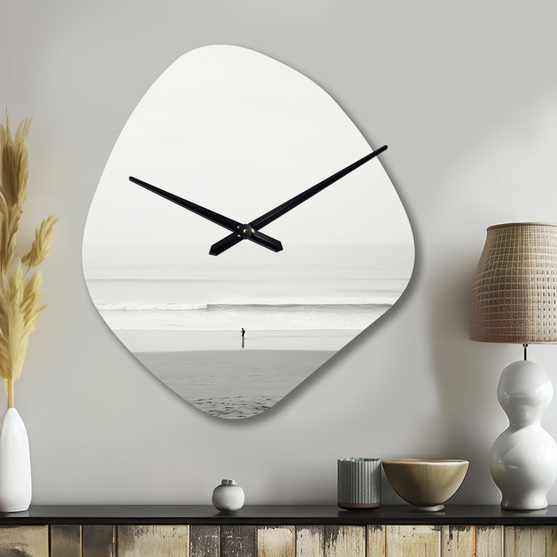 Minimalisme noir et blanc Photo de plage V - horloge murale de plage de forme irrégulière, horloge murale asymétrique grise