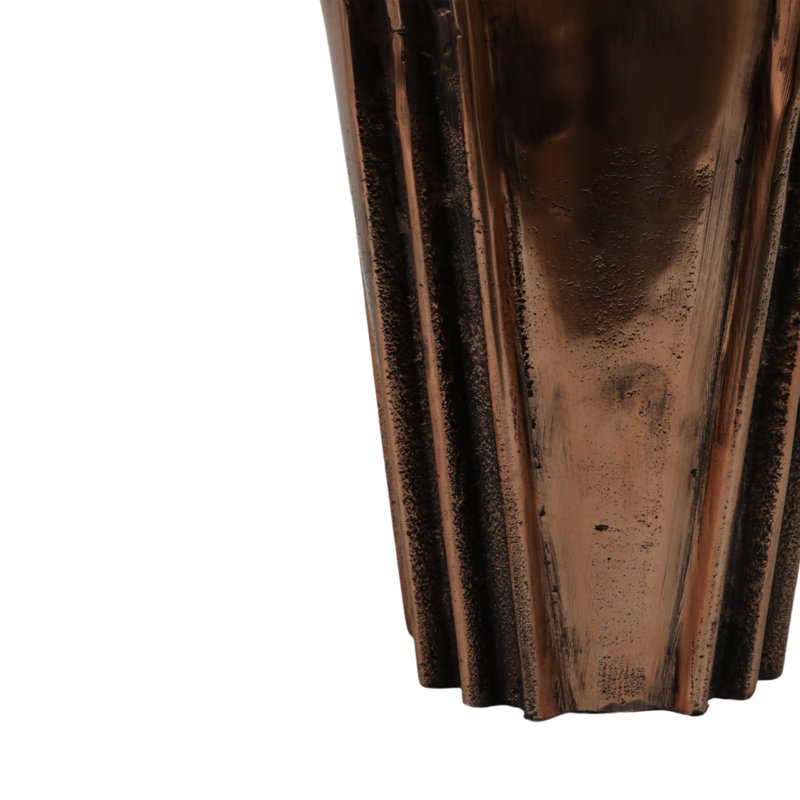Vase sculptural en métal sculpté pour salon, H 22 po x l 11 po x P 11 po