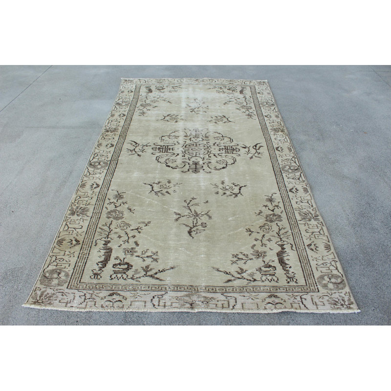 Tapis vintage rétro Oushak de style scandinave neutre idéal pour la salle à manger avec des accents verts et une texture moelleuse