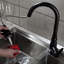 Robinet de cuisine noir avec bec rétractable - fabrication en laiton, poignée simple pour un contrôle précis de l'eau et un ajustement moderne du débit de température rétractable