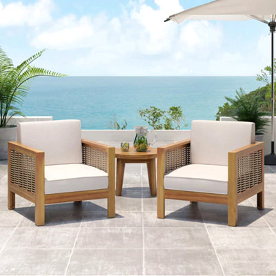 Ensemble de 2 fauteuils club d'extérieur en bois d'acacia avec accents en osier, finition teck + brun mélangé + beige, P 30,25 po x l 27,5 po x H 23,75 po