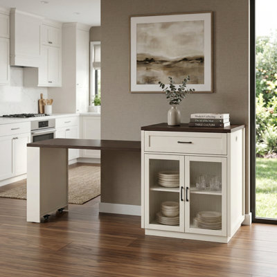 Îlot de cuisine extensible de 83,1 po avec table coulissante, prise de courant, portes en verre trempé et supports de rangement, table de salle à manger en grain de bois noyer, station de préparation de bar pour 2 à 6 personnes, blanc crème