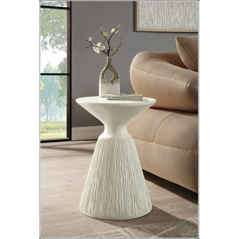 Table d'appoint Duane en fibre de béton blanc naturel, durable et élégante pour un décor moderne et rustique.