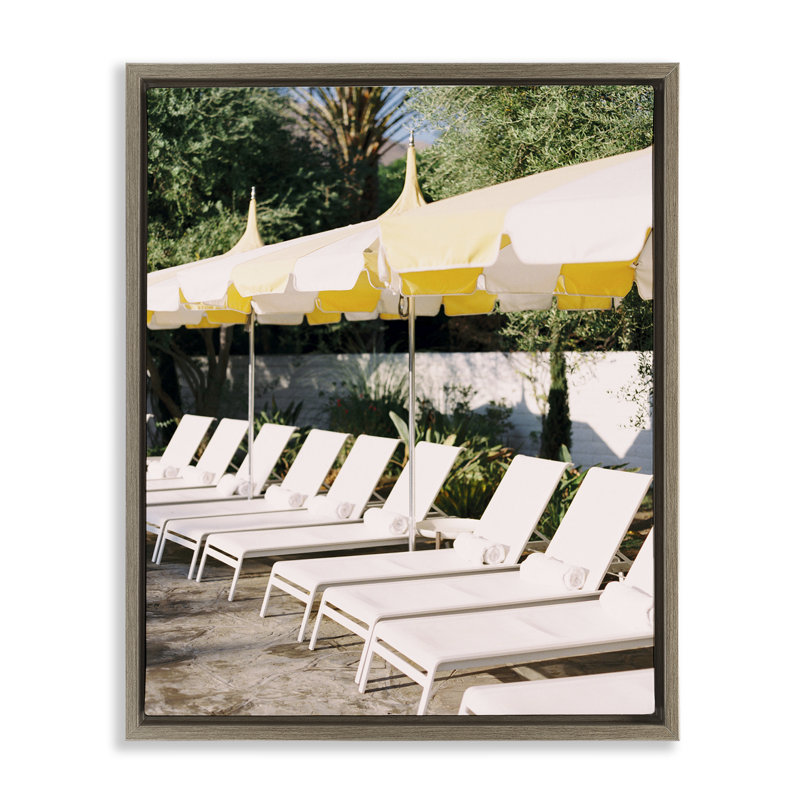 "Poolside Beach Chairs", art mural encadré par Justine Milton, Cadre flottant orme Montalcino, H 31 po x l 25 po