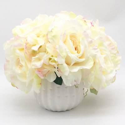 Agencements de fleurs mélangées artificielles en vase