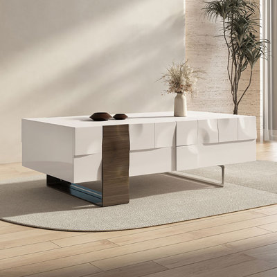 Table basse simple en bois massif au design créatif