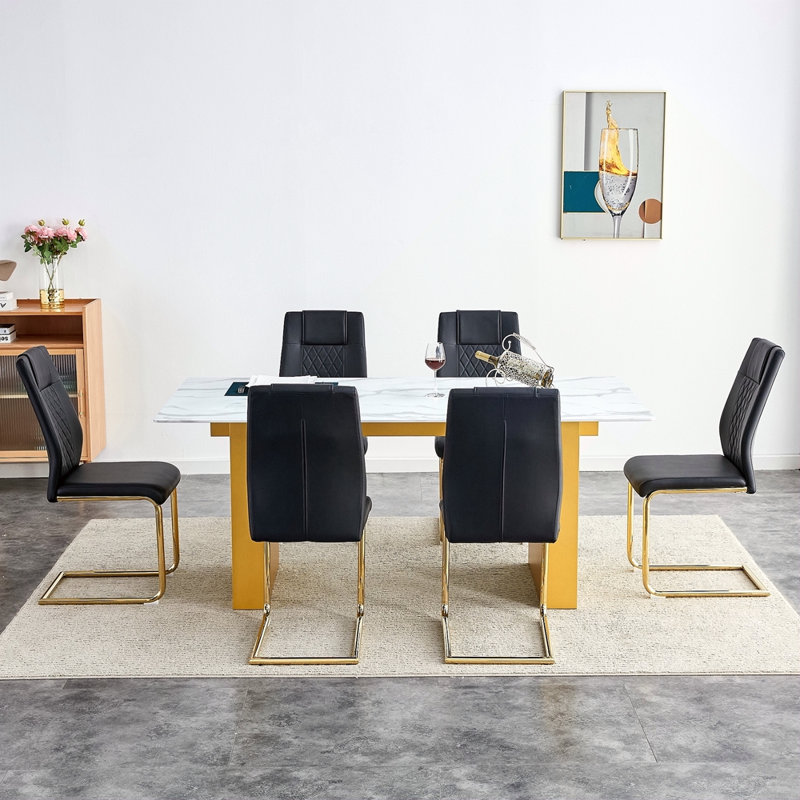 Ensemble de table et de chaises. Grande table rectangulaire moderne avec plateau en verre à motif de 0,4 pouce et grands pieds de table en panneau de fibres à densité moyenne. Comprend des chaises avec des sièges rembourrés en similicuir et des pieds