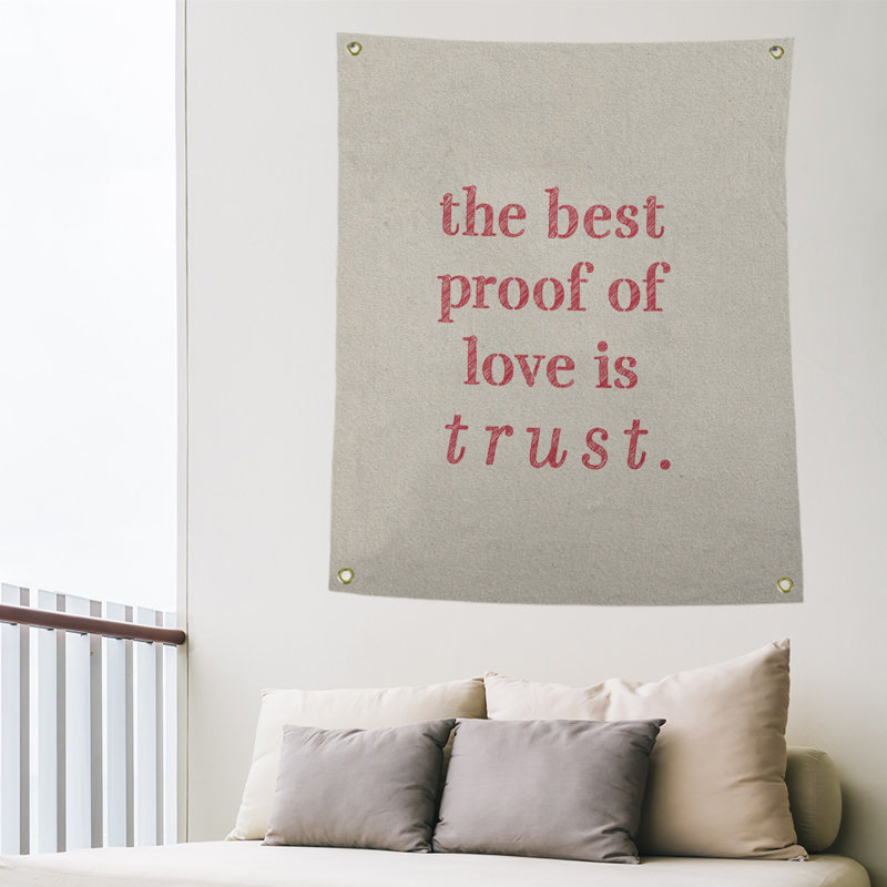 Tapisserie en polyester et citation manuscrite en polyester, H 80 po x l 59 po, Blanc / Rouge