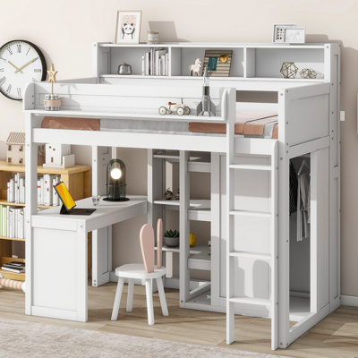 Lit mezzanine en bois avec plusieurs tablettes de rangement et garde-robe