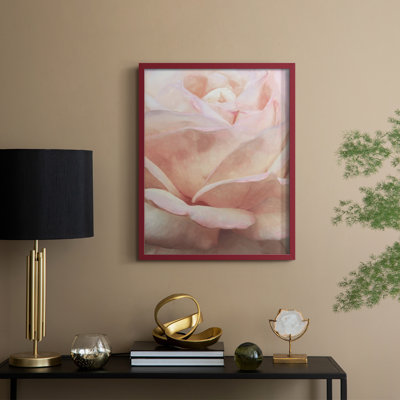 «Soft Flower Petals I», reproduction encadrée - bois massif