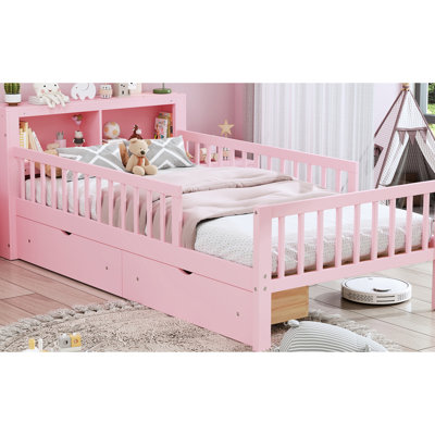 Lit simple rose avec base solide et options de rangement dans une tête de lit organisée avec garde-corps