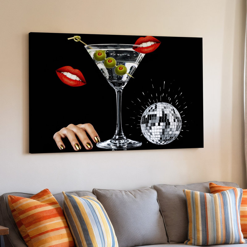 Toile, une scène de cocktail glamour avec un grand art mural en verre à martini rempli d'une boisson transparente ornée de trois toiles vertes