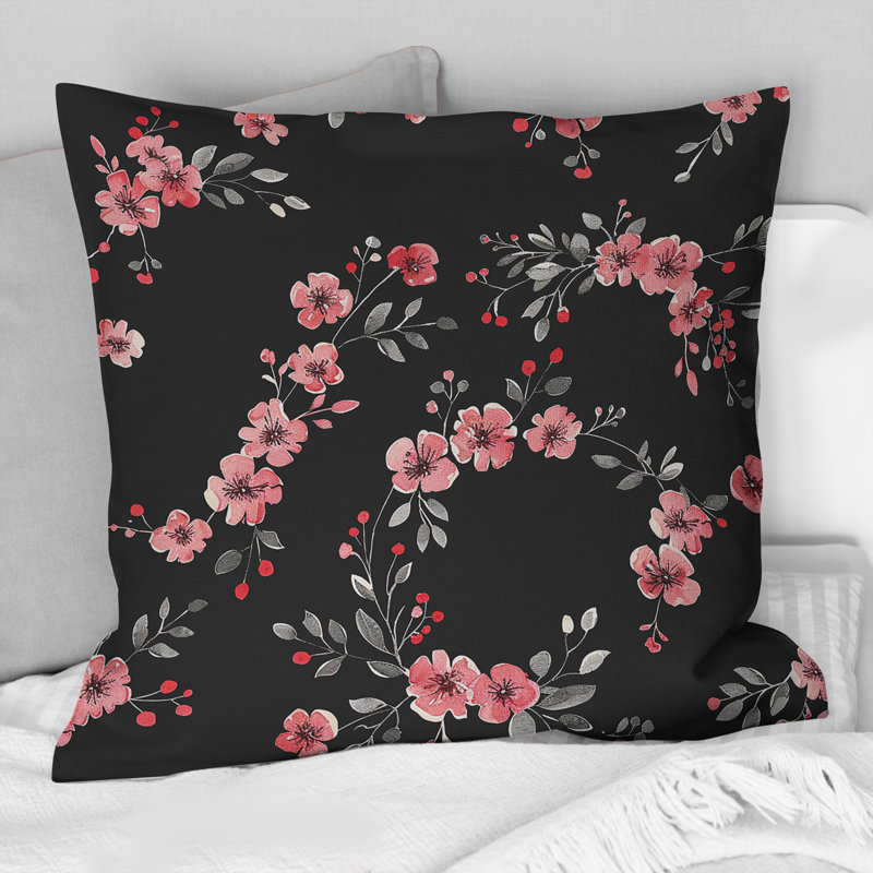 Couronne de fleurs noire et rose I - coussin décoratif traditionnel, H 16 po x l 16 po
