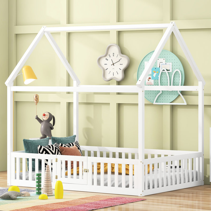 Lit double en bois pleine grandeur blanc avec clôture, porte et atmosphère confortable