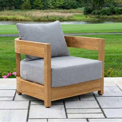 Fauteuil club de patio en teck massif Everlee avec coussins gris Sunbrella Everlee