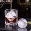 Ensemble de 2 plateaux à glaçons - Comprend une machine à boules de glace avec couvercle et un grand moule à glace carré pour le whisky, les cocktails et les boissons maison - garde les boissons parfaitement réfrigérées-112996152