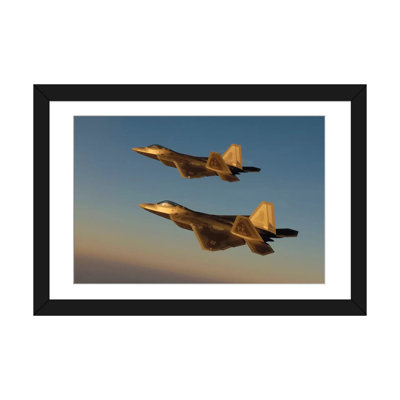 « f-22 raptors survol over langley air à la base air », reproduction de photo sur toile