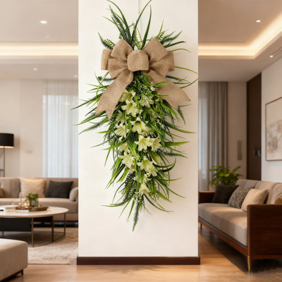 Guirlande florale artificielle en forme de larme, 45 cm, composée de lys blancs, d'un nœud en toile de jute et de feuilles vertes. Couronne décorative d'été pour porte d'entrée ou fenêtre.