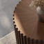 Table de bout ronde cannelée de 20 po, table d'appoint moderne rainurée de style Mid-Century, table d'appoint en bois minimaliste, couleur noyer foncé, entièrement assemblée-121885116
